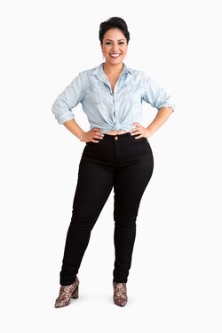 Calça Skinny Feminina em Sarja Preta Muito Mais Jet Black com Elastano